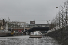 847223 Gezicht over de Vaartsche Rijn te Utrecht met een rondvaartboot van de firma Schuttevaer en op de achtergrond ...